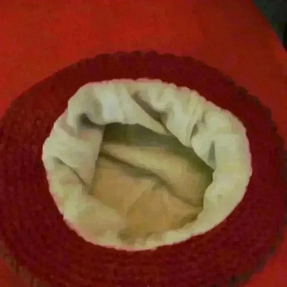 Warm red winter hat one size - Picture 3 of 3